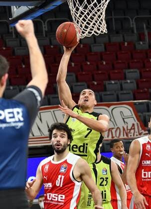 BAMBERG 30 12 2020 basketball easycredit 1 basketball Bundesliga 9 matchday Brose Bamberg vs medi Bayreuth Philip Jalalpoor 7, medi Bayreuth throws against Michele Vitali 31, Brose Bamberg photo Hans Martin Issler isslerimages Brose Bamberg vs medi Bayreuth
