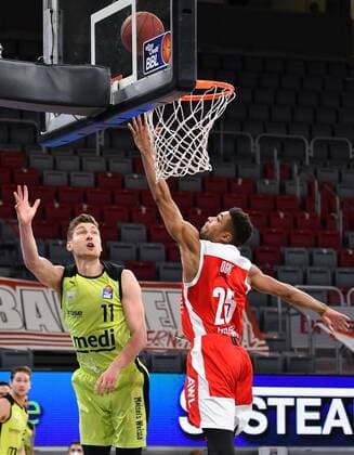 BAMBERG 30 12 2020 basketball easycredit 1 basketball Bundesliga 9 matchday Brose Bamberg vs medi Bayreuth Andreas Seiferth 11, medi Bayreuth throws against Kenneth Ogbe 25, Brose Bamberg photo Hans Martin Issler isslerimages Brose Bamberg vs medi Bayreuth