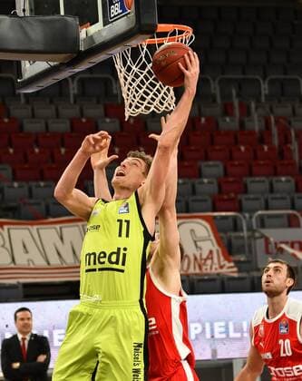 BAMBERG 30 12 2020 basketball easycredit 1 basketball Bundesliga 9 matchday Brose Bamberg vs medi Bayreuth Andreas Seiferth 11, medi Bayreuth throws against Christian Sengfelder 43, Brose Bamberg photo Hans Martin Issler isslerimages Brose Bamberg vs medi Bayreuth