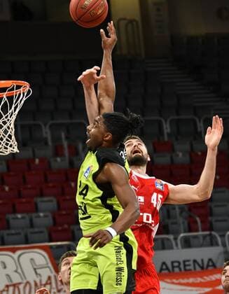 BAMBERG 30 12 2020 Basketball easycredit 1 Basketball Bundesliga 9 matchday Brose Bamberg vs medi Bayreuth Frank Bartley 24, medi Bayreuth is prevented from throwing by David Kravish 45, Brose Bamberg photo Hans Martin Issler isslerimages Brose Bamberg vs medi Bayreuth