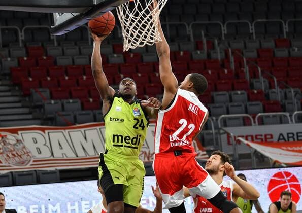 BAMBERG 30 12 2020 Basketball easycredit 1 Basketball Bundesliga 9 matchday Brose Bamberg vs medi Bayreuth Frank Bartley 24, medi Bayreuth throws against Devon Hall 22, Brose Bamberg and Joanic Grüttner Bacoul 50, Brose Bamberg photo Hans Martin Issler isslerimages Brose Bamberg vs medi Bayreuth