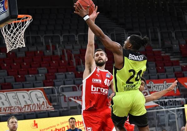 BAMBERG 30 12 2020 basketball easycredit 1 basketball Bundesliga 9 matchday Brose Bamberg vs medi Bayreuth Frank Bartley 24, medi Bayreuth throws against David Kravish 45, Brose Bamberg and Kenneth Ogbe 25, Brose Bamberg photo Hans Martin Issler isslerimages Brose Bamberg vs medi Bayreuth