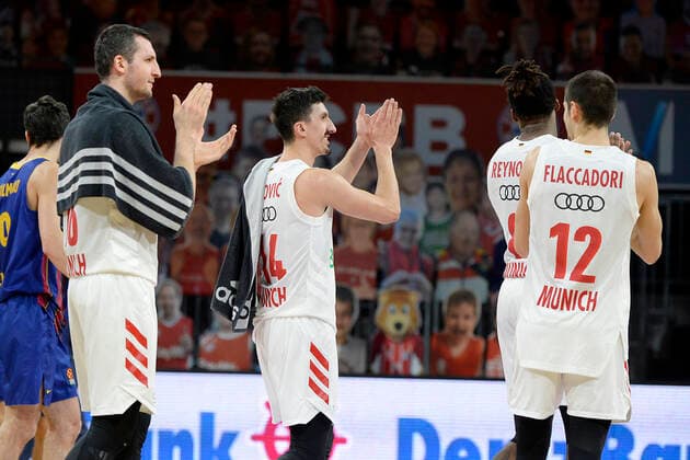 30 12 2020, xemx, basketball EuroLeague, FC Bayern Muenchen FC Barcelona emspor, v l final cheer, team, players, celebrate their victory Muenchen