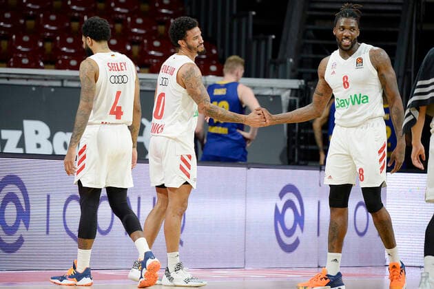 30 12 2020, xemx, basketball EuroLeague, FC Bayern Muenchen FC Barcelona emspor, v l final cheer, team, players, celebrate their victory Muenchen
