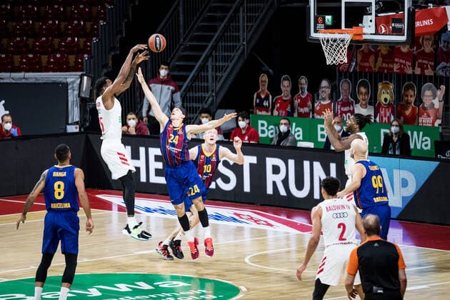 Turkish Airlines EuroLeague FC Bayern Basketball FC Barcelona 30 12 2020 JaJuan Johnson FC Bayern, 25 , Kyle Kuric FC Barcelona, 24 Turkish Airlines EuroLeague FC Bayern Basketball FC Barcelona Audi Dome, Muenchen Bayern Copyright: xBEAUTIFULxSPORTS Wunderlx
