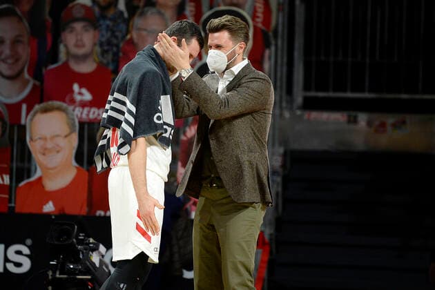 30 12 2020, xemx, Basketball EuroLeague, FC Bayern Muenchen FC Barcelona emspor, v l final cheer, team, players, celebrate their victory Paul Zipser FC Bayern Basketball and managing director Marko Pesic FC Bayern Basketball Muenchen
