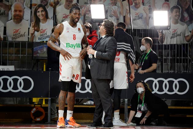 30 12 2020, xemx, Basketball EuroLeague, FC Bayern Muenchen FC Barcelona emspor, v l final cheer, team, players, celebrate their victory Jalen Reynolds FC Bayern Basketball and Head Coach Andrea Trinchieri FC Bayern Basketball Muenchen