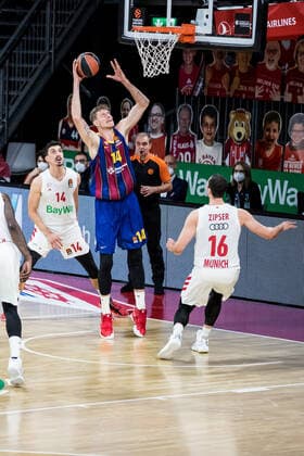 Turkish Airlines EuroLeague FC Bayern Basketball FC Barcelona 30 12 2020 Nihad Djedovic FC Bayern, 14 , Artem Pustovyi FC Barcelona, 14 , Paul Zipser FC Bayern, 16 Turkish Airlines EuroLeague FC Bayern Basketball FC Barcelona Audi Dome, Muenchen Bayern Copyright: xBEAUTIFULxSPORTS Wunderlx