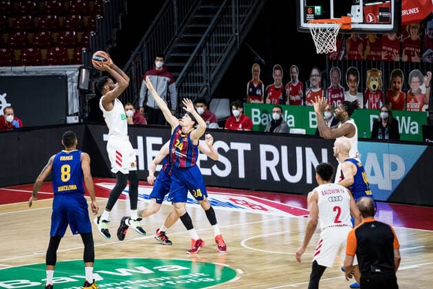 Turkish Airlines EuroLeague FC Bayern Basketball FC Barcelona 30 12 2020 JaJuan Johnson FC Bayern, 25 , Kyle Kuric FC Barcelona, 24 Turkish Airlines EuroLeague FC Bayern Basketball FC Barcelona Audi Dome, Muenchen Bayern Copyright: xBEAUTIFULxSPORTS Wunderlx