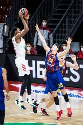 Turkish Airlines EuroLeague FC Bayern Basketball FC Barcelona 30 12 2020 JaJuan Johnson FC Bayern, 25 , Kyle Kuric FC Barcelona, 24 Turkish Airlines EuroLeague FC Bayern Basketball FC Barcelona Audi Dome, Muenchen Bayern Copyright: xBEAUTIFULxSPORTS Wunderlx