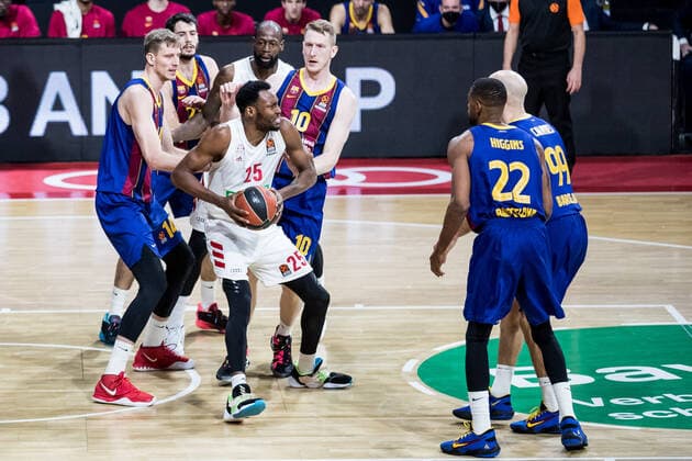 Turkish Airlines EuroLeague FC Bayern Basketball FC Barcelona 30 12 2020 JaJuan Johnson FC Bayern, 25 surrounded by Artem Pustovyi FC Barcelona, 14 , Rolands Smits FC Barcelona, 10 , Cory Higgins FC Barcelona, 22 and Nick Calathes FC Barcelona, 99 Turkish Airlines EuroLeague FC Bayern Basketball FC Barcelona Audi Dome, Muenchen Bayern Copyright: xBEAUTIFULxSPORTS Wunderlx