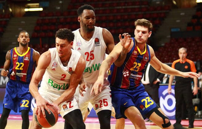 2 Wade Baldwin, 25 JaJuan Johnson FCBB , white, vs 23 Sergi Martinez Barcelona Basketball, EuroLeague, FC Bayern Munich vs FC Barcelona Audi Dome, 30 12 2021 PHOTO Mladen Lackovic LakoPress.