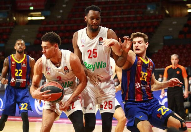 2 Wade Baldwin, 25 JaJuan Johnson FCBB , white, vs 23 Sergi Martinez Barcelona Basketball, EuroLeague, FC Bayern Munich vs FC Barcelona Audi Dome, 30 12 2021 PHOTO Mladen Lackovic LakoPress.