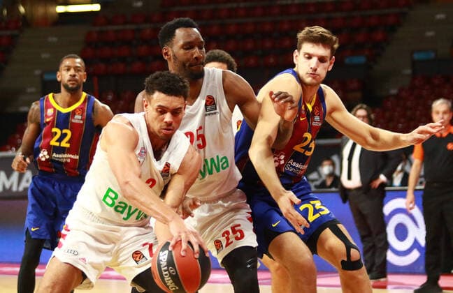2 Wade Baldwin, 25 JaJuan Johnson FCBB , white, vs 23 Sergi Martinez Barcelona Basketball, EuroLeague, FC Bayern Munich vs FC Barcelona Audi Dome, 30 12 2021 PHOTO Mladen Lackovic LakoPress.