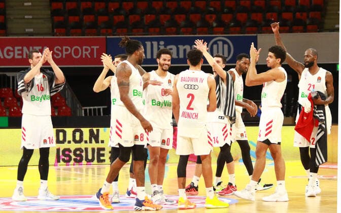 v l 16 Paul Zipser, 8 Jalen Reynolds, 0 Nick Weiler Babb, 2 Wade Baldwin, 14 Nihad Djedovic, 44 Sasha Grant, 21 James Gist, FCBB cheering at the end, final cheer, team cheer, basketball, EuroLeague, FC Bayern Munich vs FC Barcelona Audi Dome, 30 12 2021 PHOTO Mladen Lackovic LakoPress