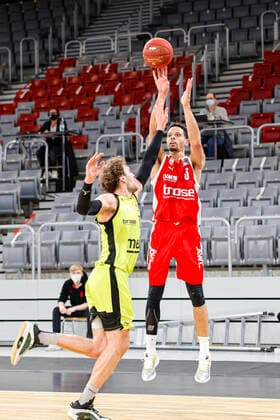 right Dominic Lockhart Brose Bamberg, 03 left 15 Matthew Tiby medi Bayreuth Brose Bamberg medi Bayreuth easyCredit BBL Basketball Bundesliga Basketball Season 2020 21 10 Matchday, 30 12 2020 Bamberg, Brose Arena Copyright: DanielxLöb