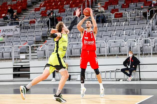 right Dominic Lockhart Brose Bamberg, 03 left 15 Matthew Tiby medi Bayreuth Brose Bamberg medi Bayreuth easyCredit BBL Basketball Bundesliga Basketball Season 2020 21 10 Matchday, 30 12 2020 Bamberg, Brose Arena Copyright: DanielxLöb