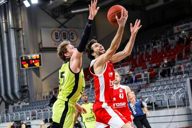 right Michele Vitali Brose Bamberg, 31 left 15 Matthew Tiby medi Bayreuth Brose Bamberg medi Bayreuth easyCredit BBL Basketball Bundesliga Basketball Season 2020 21 10 Matchday, 30 12 2020 Bamberg, Brose Arena Copyright: DanielxLöb