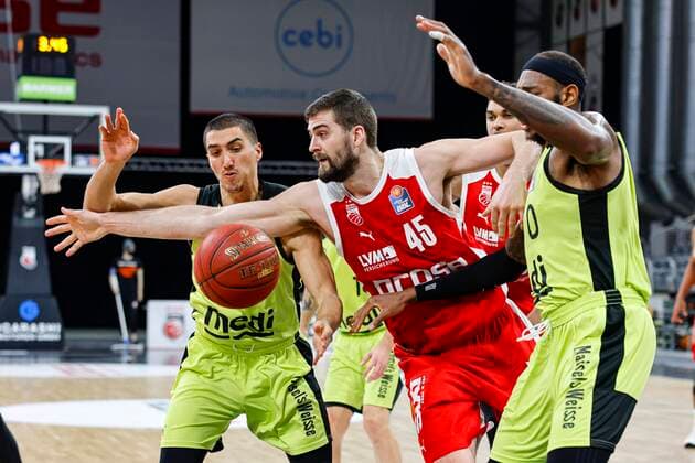 Center David Kravish Brose Bamberg, 45 right 07 Philip Jalalpoor medi Bayreuth left 00 Dererk Pardon medi Bayreuth Brose Bamberg medi Bayreuth easyCredit BBL Basketball Bundesliga Basketball Season 2020 21 10 Matchday, 30 12 2020 Bamberg, Brose Arena Copyright: DanielxLöb