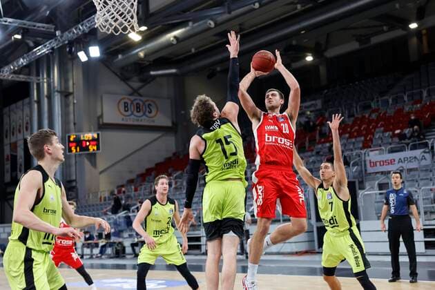 Center Chase Fieler Brose Bamberg, 20 right 07 Philip Jalalpoor medi Bayreuth left 15 Matthew Tiby medi Bayreuth Brose Bamberg medi Bayreuth easyCredit BBL Basketball Bundesliga Basketball Season 2020 21 10 Matchday, 30 12 2020 Bamberg, Brose Arena Copyright: DanielxLöb