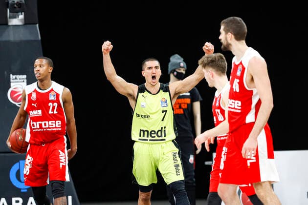 Center 07 Philip Jalalpoor medi Bayreuth left Devon Hall Brose Bamberg, 22 right David Kravish Brose Bamberg, 45 Brose Bamberg medi Bayreuth easyCredit BBL Basketball Bundesliga Basketball Season 2020 21 10 Matchday, 30 12 2020 Bamberg, Brose Arena Copyright: DanielxLöb