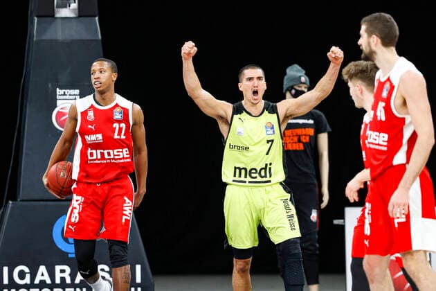 Center 07 Philip Jalalpoor medi Bayreuth left Devon Hall Brose Bamberg, 22 right David Kravish Brose Bamberg, 45 Brose Bamberg medi Bayreuth easyCredit BBL Basketball Bundesliga Basketball Season 2020 21 10 Matchday, 30 12 2020 Bamberg, Brose Arena Copyright: DanielxLöb