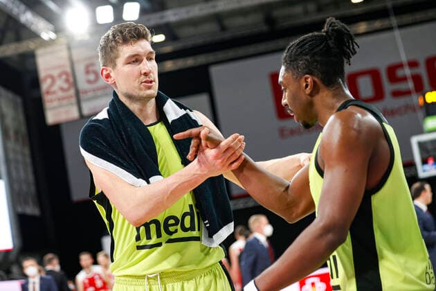 left 11 Andreas Seiferth medi Bayreuth right 00 Dererk Pardon medi Bayreuth Brose Bamberg medi Bayreuth easyCredit BBL Basketball Bundesliga Basketball Saison 2020 21 10 Spieltag, 30 12 2020 Bamberg, Brose Arena ASV Autoren Nummer 4026335 Copyright: DanielxLöb