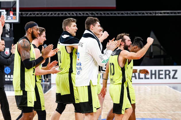 Bayreuth cheering vlnr 00 Dererk Pardon medi Bayreuth 11 Andreas Seiferth medi Bayreuth 09 Kay Bruhnke medi Bayreuth 10 Bastian Doreth medi Bayreuth Brose Bamberg medi Bayreuth easyCredit BBL Basketball Bundesliga Basketball Season 2020 21 10 Matchday, 30 12 2020 Bamberg, Brose Arena Copyright: DanielxLöb