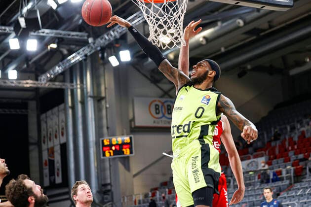 Defensive rebound 00 Dererk Pardon medi Bayreuth back David Kravish Brose Bamberg, 45 Brose Bamberg medi Bayreuth easyCredit BBL Basketball Bundesliga Basketball Season 2020 21 10 Matchday, 30 12 2020 Bamberg, Brose Arena Copyright: DanielxLöb