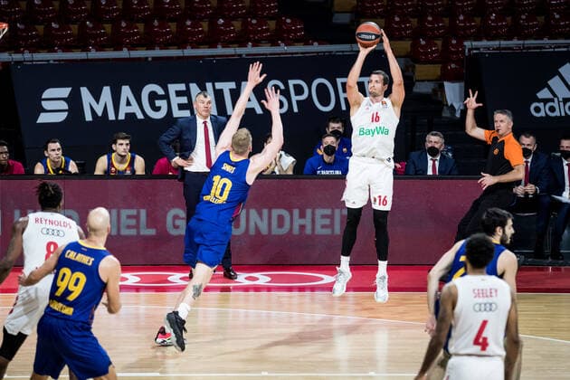 Turkish Airlines EuroLeague FC Bayern Basketball FC Barcelona 30 12 2020 Rolands Smits FC Barcelona, 10 , Paul Zipser FC Bayern, 16 Turkish Airlines EuroLeague FC Bayern Basketball FC Barcelona Audi Dome, Munich Bayern Copyright: xBEAUTIFULxSPORTS Wunderlx