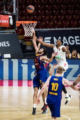 Turkish Airlines EuroLeague FC Bayern Basketball FC Barcelona 30 12 2020 Alex Abrines FC Barcelona, 21 , JaJuan Johnson FC Bayern, 25 Turkish Airlines EuroLeague FC Bayern Basketball FC Barcelona Audi Dome, Muenchen Bayern Copyright: xBEAUTIFULxSPORTS Wunderlx