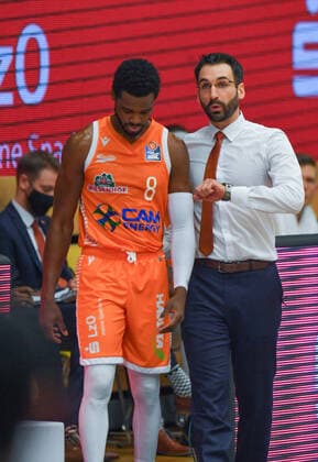 GER, Basketball, RASTA Vechta vs EWE Baskets Oldenburg 30 12 2020, RASTA Dome, Vechta, GER, easy Credit BBL, RASTA Vechta vs EWE Baskets Oldenburg, pictured on the sidelines Josh YOUNG Rasta Vechta 8 Thomas PÄCH PAECH Rasta Vechta Headcoach Coach nordphotoxRojahn nph00310