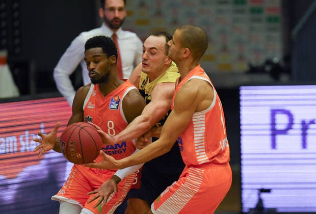 GER, Basketball, RASTA Vechta vs EWE Baskets Oldenburg 30 12 2020, RASTA Dome, Vechta, GER, easy Credit BBL, RASTA Vechta vs EWE Baskets Oldenburg, in picture Josh YOUNG Rasta Vechta 8 Karsten TADDA EWE Baskets Oldenburg 9 Jean SALUMU Rasta Vechta 13 nordphotoxRojahn nph00310