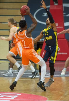 GER, Basketball, RASTA Vechta vs EWE Baskets Oldenburg 30 12 2020, RASTA Dome, Vechta, GER, easy Credit BBL, RASTA Vechta vs EWE Baskets Oldenburg, in picture Phil PRESSEY EWE Baskets Oldenburg 25 Ikenna IROEGBU Rasta Vechta 2 nordphotoxRojahn nph00310
