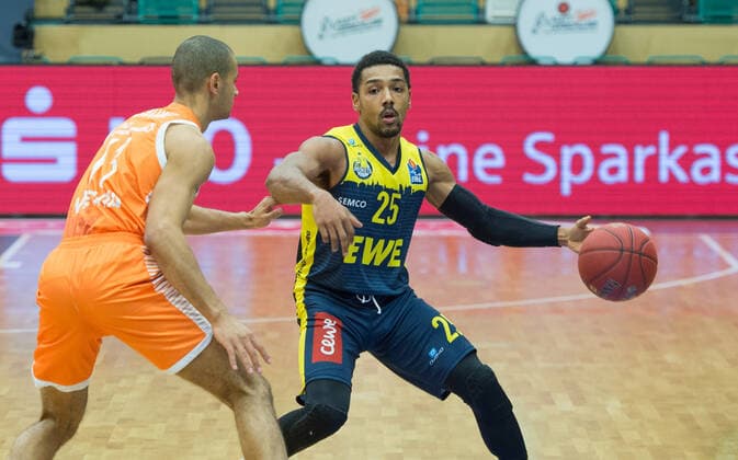 GER, Basketball, RASTA Vechta vs EWE Baskets Oldenburg 30 12 2020, RASTA Dome, Vechta, GER, easy Credit BBL, RASTA Vechta vs EWE Baskets Oldenburg, in picture Phil PRESSEY EWE Baskets Oldenburg 25 Jean SALUMU Rasta Vechta 13 nordphotoxRojahn nph00310