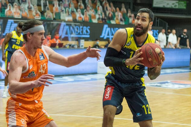 GER, Basketball, RASTA Vechta vs EWE Baskets Oldenburg 30 12 2020, RASTA Dome, Vechta, GER, easy Credit BBL, RASTA Vechta vs EWE Baskets Oldenburg, in picture Martin BREUNING EWE Baskets Oldenburg 12 Dennis CLIFFORD Rasta Vechta 42 nordphotoxRojahn nph00310