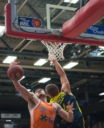 GER, Basketball, RASTA Vechta vs EWE Baskets Oldenburg 30 12 2020, RASTA Dome, Vechta, GER, easy Credit BBL, RASTA Vechta vs EWE Baskets Oldenburg, in picture Will VORHEES Rasta Vechta 41 Rasid MAHALBASIC EWE Baskets Oldenburg 24 nordphotoxRojahn nph00310