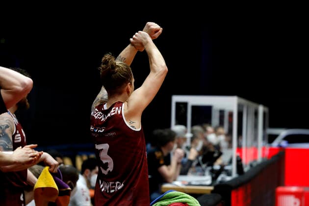 30 12 2020, easyCredit Basketball Bundesliga, BBL, season 2020 2021, men, Chemnitz Niners Syntainics MBC Malte Ziegenhagen, Niners Chemnitz calls a technical foul Chemnitz Messe Chemnitz Sachsen Germany