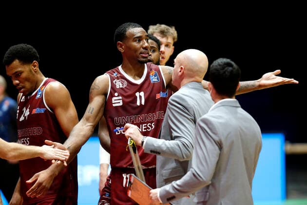 30 12 2020, easyCredit Basketball Bundesliga, BBL, 2020 2021 season, men, Chemnitz Niners Syntainics MBC Isiaha Mike, Niners Chemnitz in conversation with Rodrigo Pastore head coach , Niners Chemnitz Chemnitz Fair Chemnitz Saxony Germany