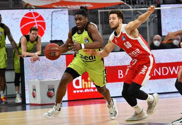 BAMBERG 30 12 2020 Basketball easycredit 1 Basketball Bundesliga 9 Matchday Brose Bamberg vs medi Bayreuth Frank Bartley 24, medi Bayreuth moves to the basket against Joanic Grüttner Bacoul 50, Brose Bamberg Photo Hans Martin Issler isslerimages Brose Bamberg vs medi Bayreuth