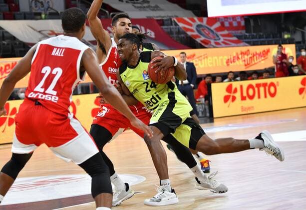 BAMBERG 30 12 2020 basketball easycredit 1 basketball Bundesliga 9 matchday Brose Bamberg vs medi Bayreuth Frank Bartley 24, medi Bayreuth moves to the basket against Kenneth Ogbe 25, Brose Bamberg photo Hans Martin Issler isslerimages Brose Bamberg vs medi Bayreuth