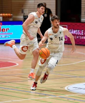 02 01 2021 Basketball Season 2020 2021 2 Bundesliga Pro A 07 Matchday Kirchheim Knights Nürnberg Falcons Basketball Club NBC Sebastian Schröder Schroeder 14, Nürnberg Falcons BC NBC ahead of Jonathan Maier 13, Nürnberg Falcons BC NBC