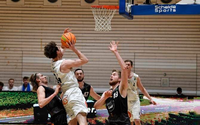 02 01 2021 Basketball Season 2020 2021 2 Bundesliga Pro A 07 Matchday Kirchheim Knights Nürnberg Falcons Basketball Club NBC Jackson Ross Kent 34, Nürnberg Falcons BC NBC vs Tim Koch 11, Kirchheim Knights , left Till Pape 19, Kirchheim Knights , right.