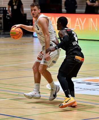 02 01 2021 Basketball Saison 2020 2021 2 Bundesliga Pro A 07 Spieltag Kirchheim Knights Nürnberg Falcons Basketball Club NBC Marcell Pongo 3, Nürnberg Falcons BC NBC Richard Lawrence Williams Jr 3, Kirchheim Knights , right.