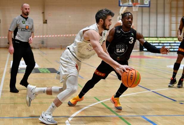 02 01 2021 Basketball Saison 2020 2021 2 Bundesliga Pro A 07 Spieltag Kirchheim Knights Nürnberg Falcons Basketball Club NBC Martin Bogdanov 6, Nürnberg Falcons BC NBC Richard Lawrence Williams Jr 3, Kirchheim Knights , right.