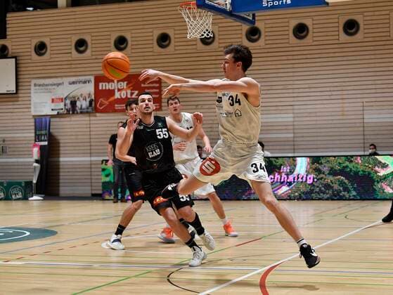 02 01 2021 Basketball Season 2020 2021 2 Bundesliga Pro A 07 Matchday Kirchheim Knights Nürnberg Falcons Basketball Club NBC Jackson Ross Kent 34, Nürnberg Falcons BC NBC ahead of Karlo Miksic 55, Kirchheim Knights