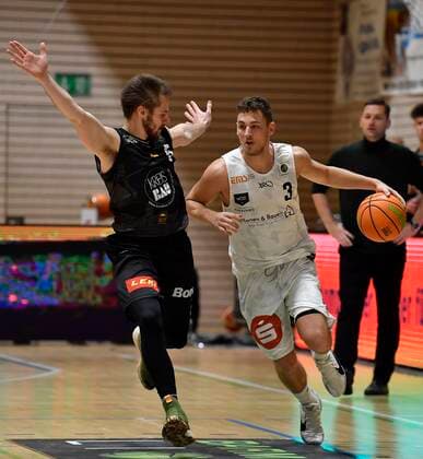 02 01 2021 Basketball Saison 2020 2021 2 Bundesliga Pro A 07 Spieltag Kirchheim Knights Nürnberg Falcons Basketball Club NBC Nico Brauner 5, Kirchheim Knights Marcell Pongo 3, Nürnberg Falcons BC NBC , right.