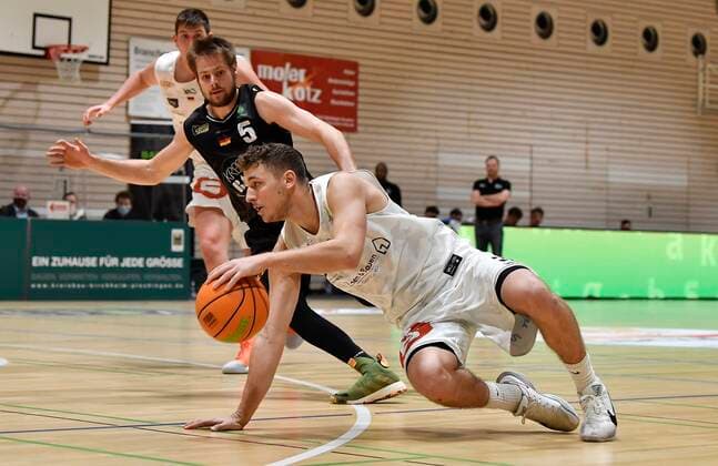 02 01 2021 Basketball Season 2020 2021 2 Bundesliga Pro A 07 Matchday Kirchheim Knights Nürnberg Falcons Basketball Club NBC Marcell Pongo 3, Nürnberg Falcons BC NBC in front of Nico Brauner 5, Kirchheim Knights