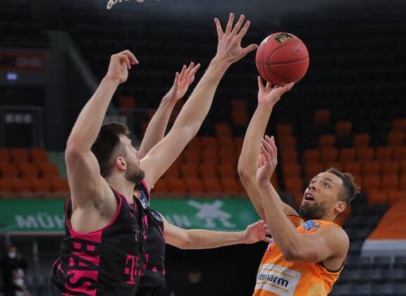 v l Leon Kratzer Bonn , Demitrius Conger Ulm ratiopharm Ulm vs Telekom Baskets Bonn, Basketball, easyCredit BBL Bundesliga, 11 Matchday, 02 01 2021 ratiopharm Ulm vs Telekom Baskets Bonn, easyCredit BBL Bundesliga, 11 Matchday, 02 01 2021 New Ulm Copyright: xAchberger xEibner-Pressefotox EP_far