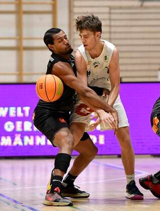 02 01 2021 Basketball Saison 2020 2021 2 Bundesliga Pro A 07 Spieltag Kirchheim Knights Nürnberg Falcons Basketball Club NBC Kyle Mitchel Leufroy 8, Kirchheim Knights Christian Feneberg 7, Nürnberg Falcons BC NBC